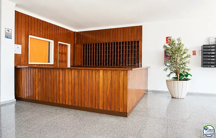 Apartment with spectacular canal views, just 3 minutes from Empuriabrava beach.