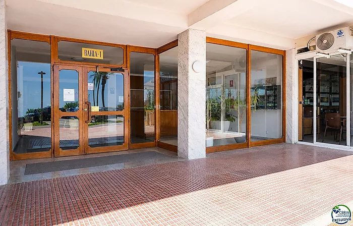 Apartment with spectacular canal views, just 3 minutes from Empuriabrava beach.