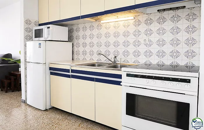 Apartment with spectacular canal views, just 3 minutes from Empuriabrava beach.