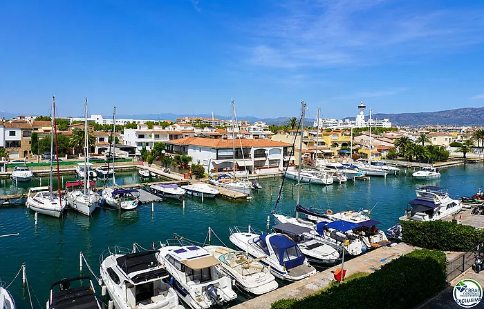 Apartment with spectacular canal views, just 3 minutes from Empuriabrava beach.