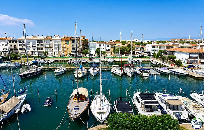 Apartment with spectacular canal views, just 3 minutes from Empuriabrava beach.