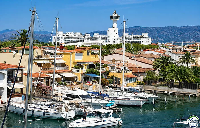 Apartment with spectacular canal views, just 3 minutes from Empuriabrava beach.