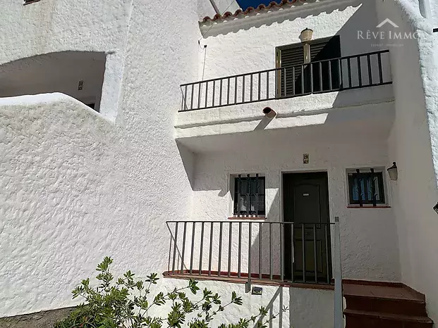 Pretty Apartment at Roses Puig Rom in an idyllic setting with a tourist license