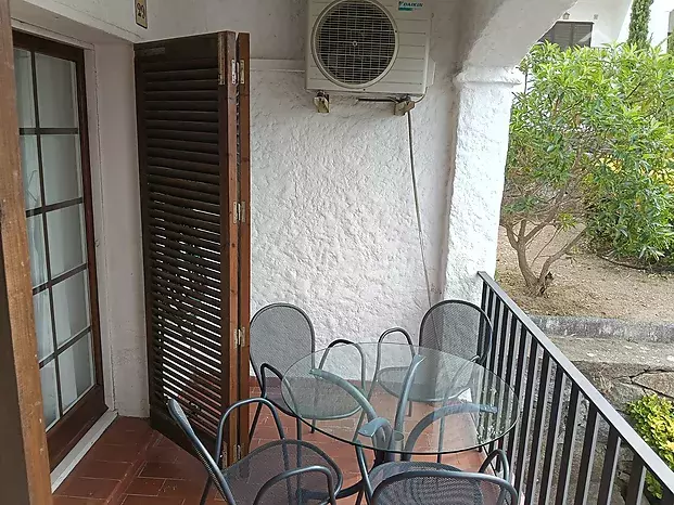 Pretty Apartment at Roses Puig Rom in an idyllic setting with a tourist license