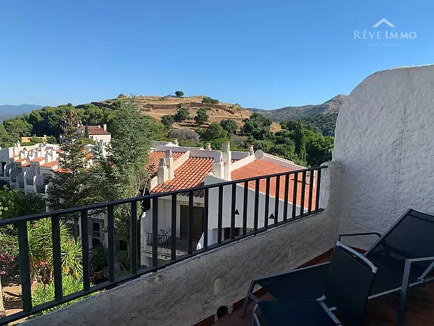 Pretty Apartment at Roses Puig Rom in an idyllic setting with a tourist license