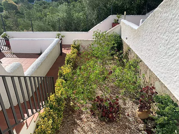 Pretty Apartment at Roses Puig Rom in an idyllic setting with a tourist license