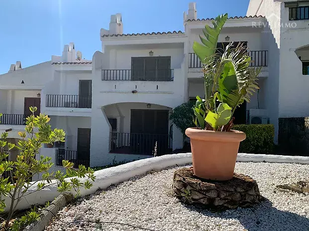 Pretty Apartment at Roses Puig Rom in an idyllic setting with a tourist license