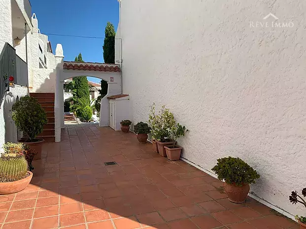 Pretty Apartment at Roses Puig Rom in an idyllic setting with a tourist license