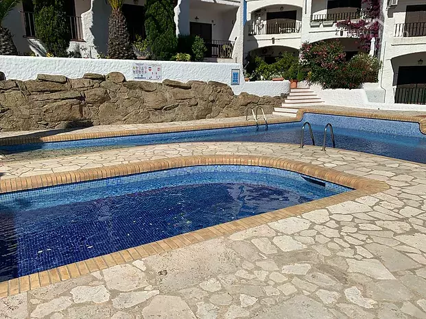 Pretty Apartment at Roses Puig Rom in an idyllic setting with a tourist license