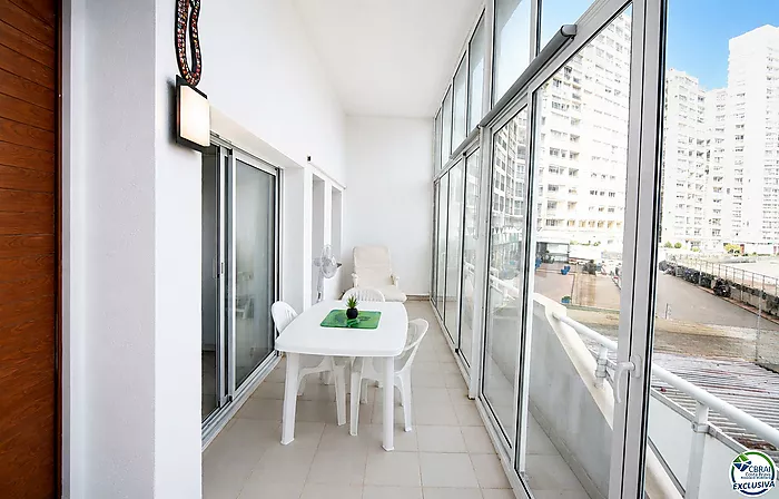 Apartment with 2 bedrooms in first line of the sea