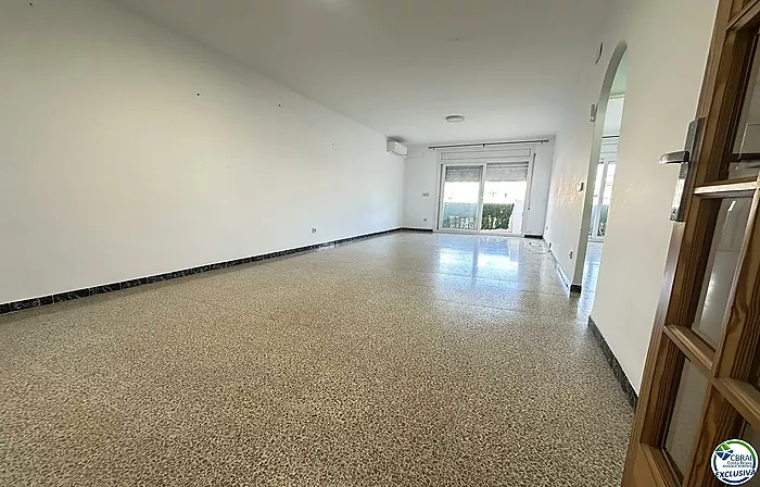 Spacious apartment next to the beach and shops
