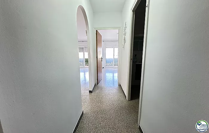 Spacious apartment next to the beach and shops