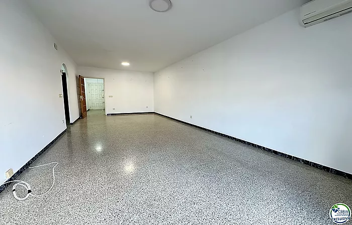 Spacious apartment next to the beach and shops