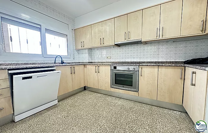 Spacious apartment next to the beach and shops