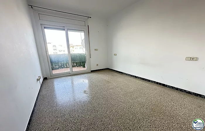 Spacious apartment next to the beach and shops