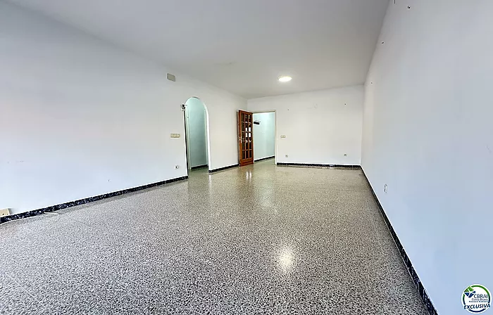 Spacious apartment next to the beach and shops