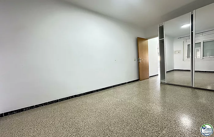 Spacious apartment next to the beach and shops