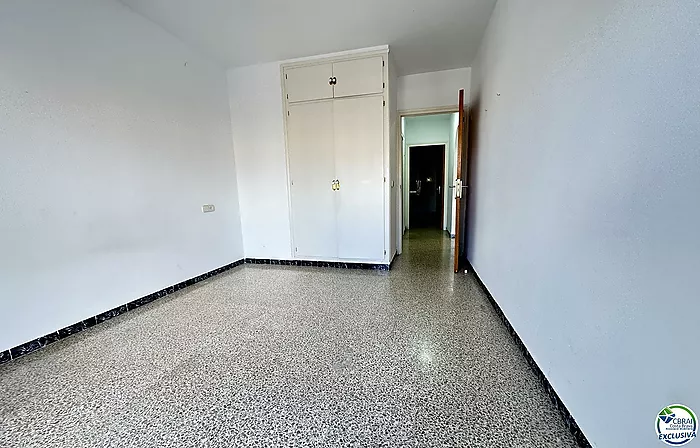 Spacious apartment next to the beach and shops