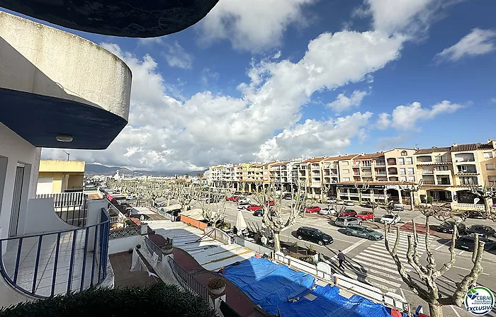 Spacious apartment next to the beach and shops