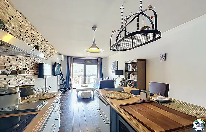 Canal-view apartment with terrace and parking in Empuriabrava