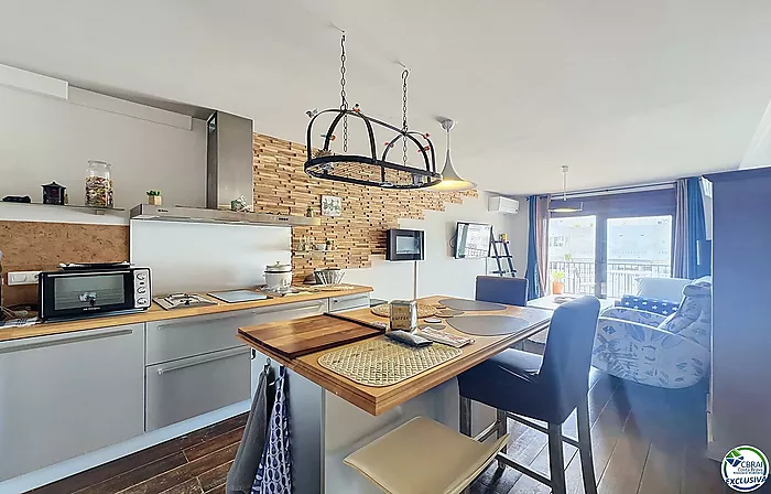 Canal-view apartment with terrace and parking in Empuriabrava