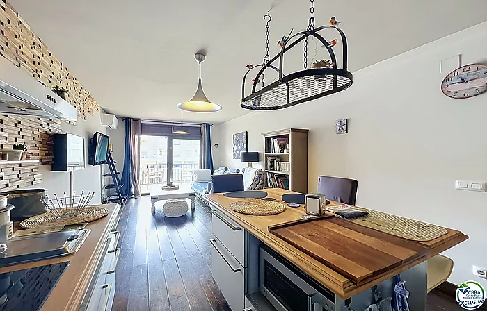 Canal-view apartment with terrace and parking in Empuriabrava