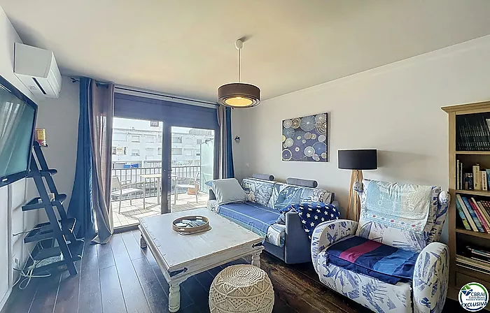 Canal-view apartment with terrace and parking in Empuriabrava