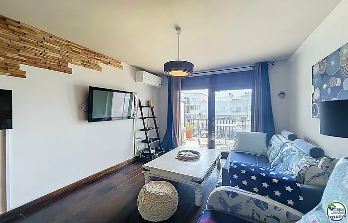 Canal-view apartment with terrace and parking in Empuriabrava