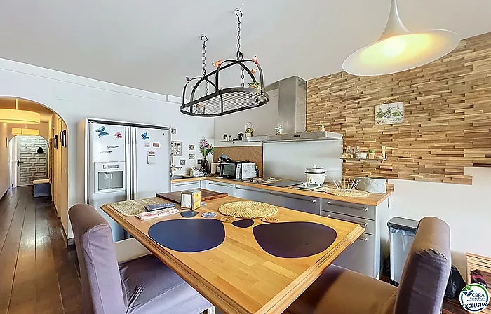 Canal-view apartment with terrace and parking in Empuriabrava