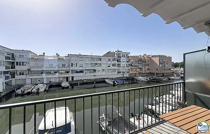 Canal-view apartment with terrace and parking in Empuriabrava
