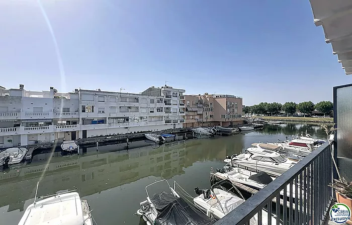Canal-view apartment with terrace and parking in Empuriabrava