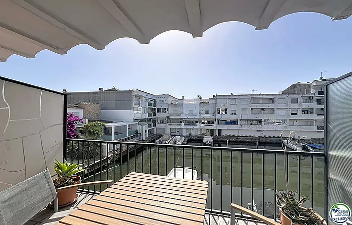Canal-view apartment with terrace and parking in Empuriabrava