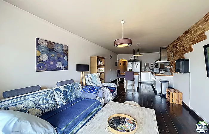 Canal-view apartment with terrace and parking in Empuriabrava