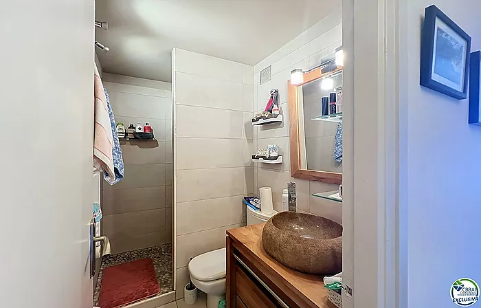 Canal-view apartment with terrace and parking in Empuriabrava