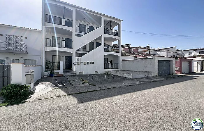 Canal-view apartment with terrace and parking in Empuriabrava