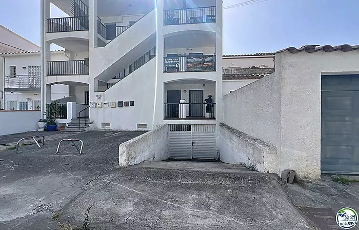 Canal-view apartment with terrace and parking in Empuriabrava