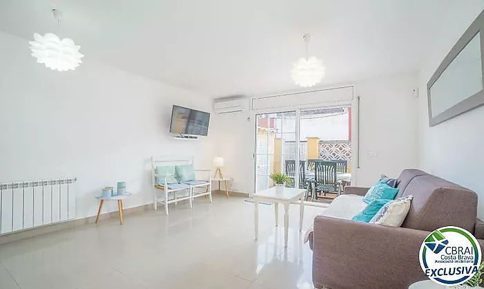 PUIGMAL Cozy house with a garage, a sunny terrace and a tourist license