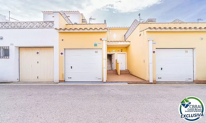 PUIGMAL Cozy house with a garage, a sunny terrace and a tourist license