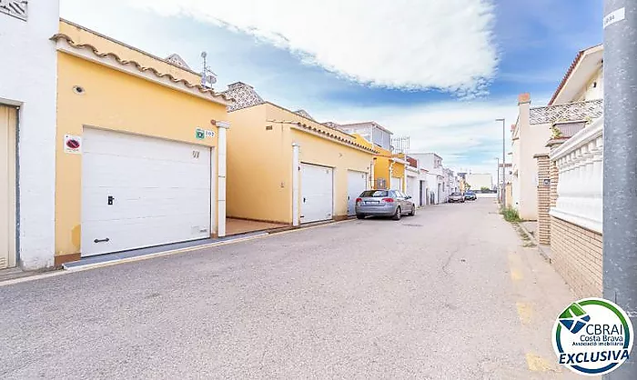 PUIGMAL Cozy house with a garage, a sunny terrace and a tourist license