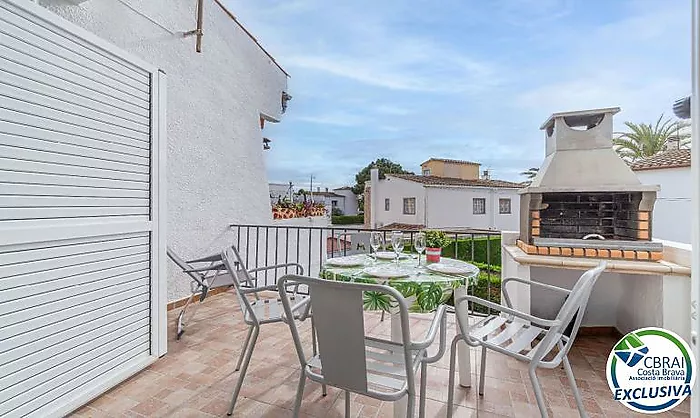 BAHIA Apartment with terrace and outdoor parking space in an excellent location, just 150 m from the beach and with a tourist rental licence