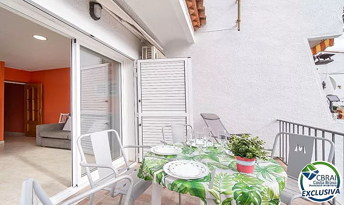 BAHIA Apartment with terrace and outdoor parking space in an excellent location, just 150 m from the beach and with a tourist rental licence