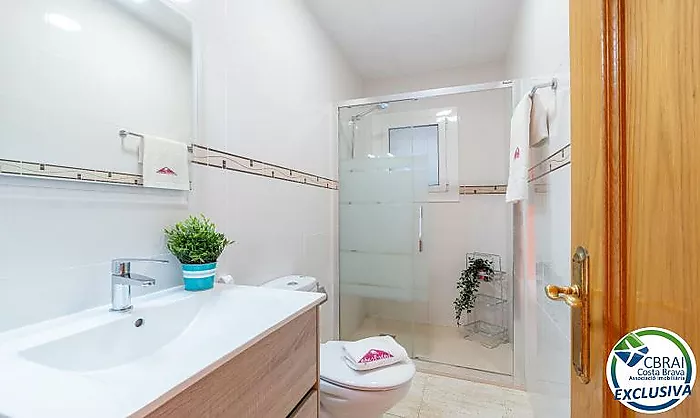 BAHIA Apartment with terrace and outdoor parking space in an excellent location, just 150 m from the beach and with a tourist rental licence