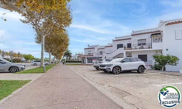 BAHIA Apartment with terrace and outdoor parking space in an excellent location, just 150 m from the beach and with a tourist rental licence