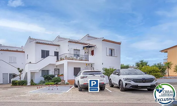 BAHIA Apartment with terrace and outdoor parking space in an excellent location, just 150 m from the beach and with a tourist rental licence