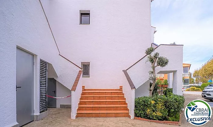 BAHIA Apartment with terrace and outdoor parking space in an excellent location, just 150 m from the beach and with a tourist rental licence
