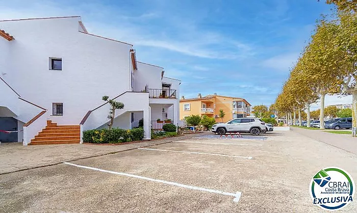 BAHIA Apartment with terrace and outdoor parking space in an excellent location, just 150 m from the beach and with a tourist rental licence