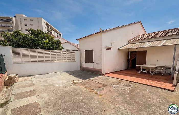 Unique opportunity in Mas Matas, Roses — Semi-detached house with private plot, ready for your renovation project
