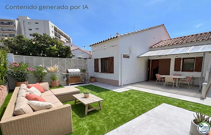 Unique opportunity in Mas Matas, Roses — Semi-detached house with private plot, ready for your renovation project
