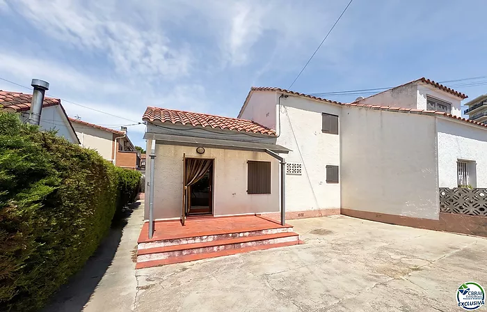 Unique opportunity in Mas Matas, Roses — Semi-detached house with private plot, ready for your renovation project