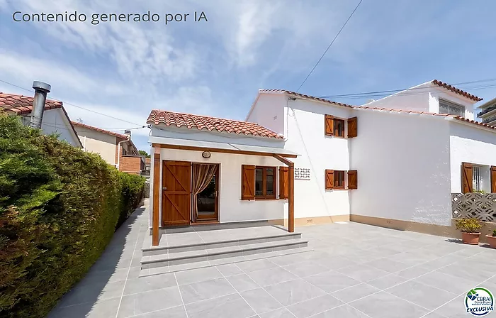 Unique opportunity in Mas Matas, Roses — Semi-detached house with private plot, ready for your renovation project